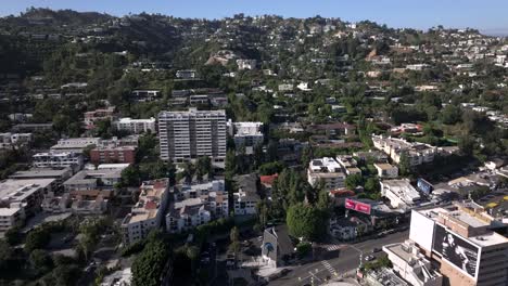 aerial de casas de lujo de lujo en un barrio residencial de west hollywood cerca de sunset blvd durante el día