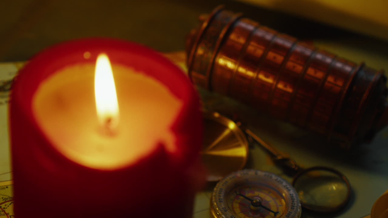 Geseran sinematik di atas cahaya lilin menyingkap kripteks dan kompas, membangun intrik seputar pesan tersembunyi dan rahasia berkode. Konsep ruang pelarian dan penceritaan