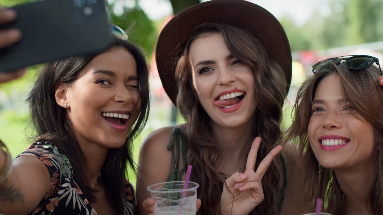 음악 페스티벌에서 셀카를 찍는 친구들의 그룹.