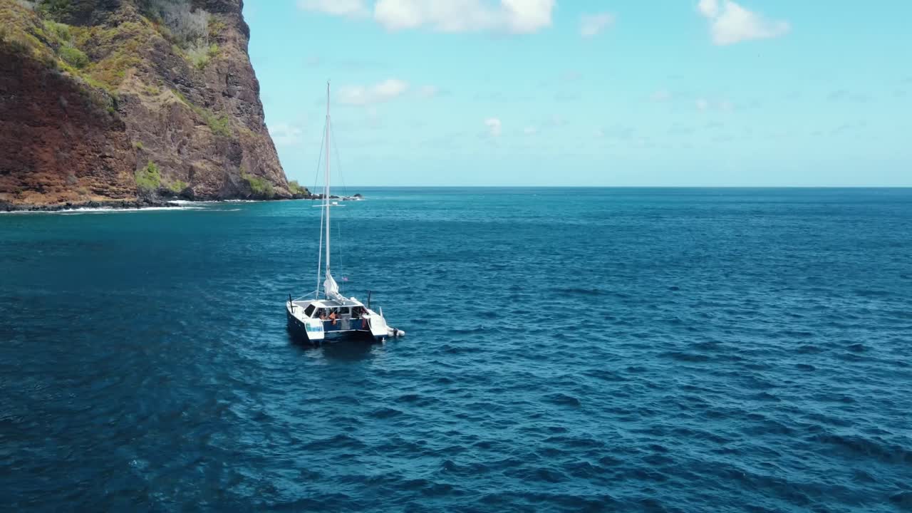 cañonero catamarán velero anclado en la isla de fatu hiva marquesas en la polinesia francesa océano pacífico sur
