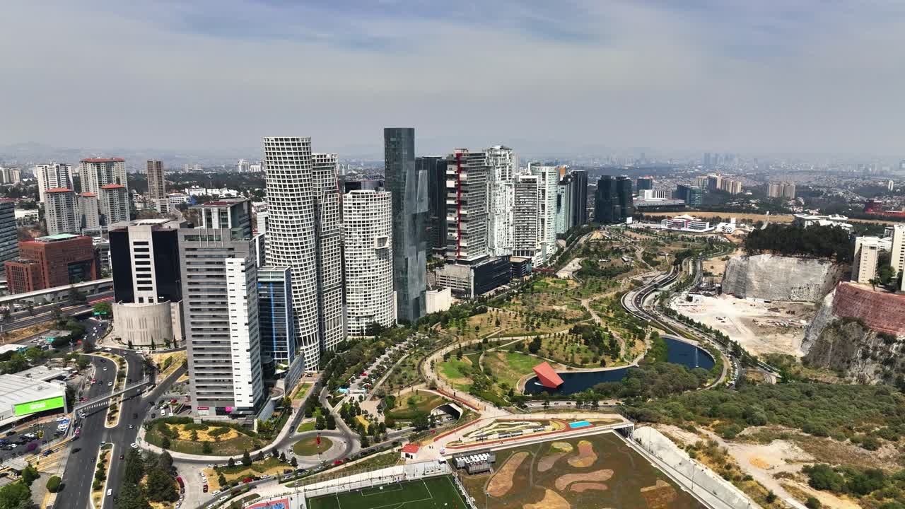 vista aérea con vistas al parque la mexicana, día soleado en santa fe, ciudad de méxico