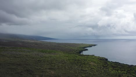 Niedrige-Luftaufnahme,-Die-über-Die-Küste-In-Der-Nähe-Der-Honaunau-Bay-Auf-Der-Großen-Insel-Hawaii-Fliegt