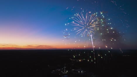 Fuegos-Artificiales-Al-Atardecer-Con-Una-Cruz-En-El-Fondo-De-La-Iglesia-Durante-Los-últimos-Minutos-Del-Atardecer,-Gran-Contraste-Natural-Parte-2