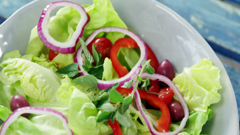 ensalada fresca en el tazón