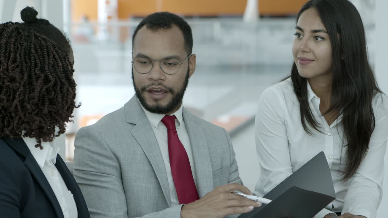 jóvenes colegas de negocios discutiendo el proyecto