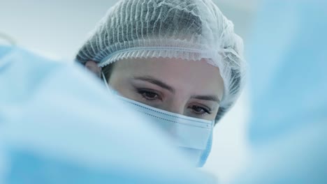 operación de cirugía plástica de blefaroplastia, centrada en el rejuvenecimiento y la modificación de la región del ojo.