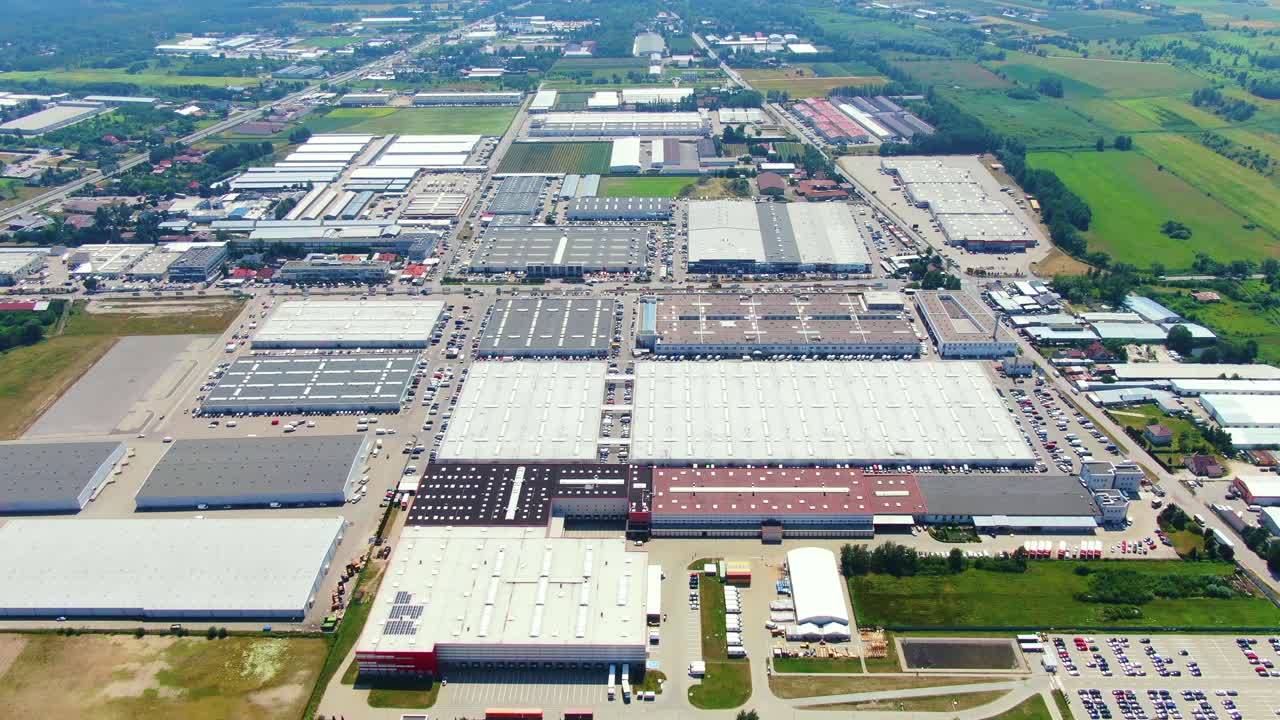 도시에 위치한 대형 쇼핑 센터와 주차장의 항공 영상