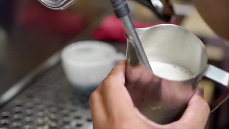 Barista-Espumando-Leche-Para-Capuchino,-Enfoque-Selectivo