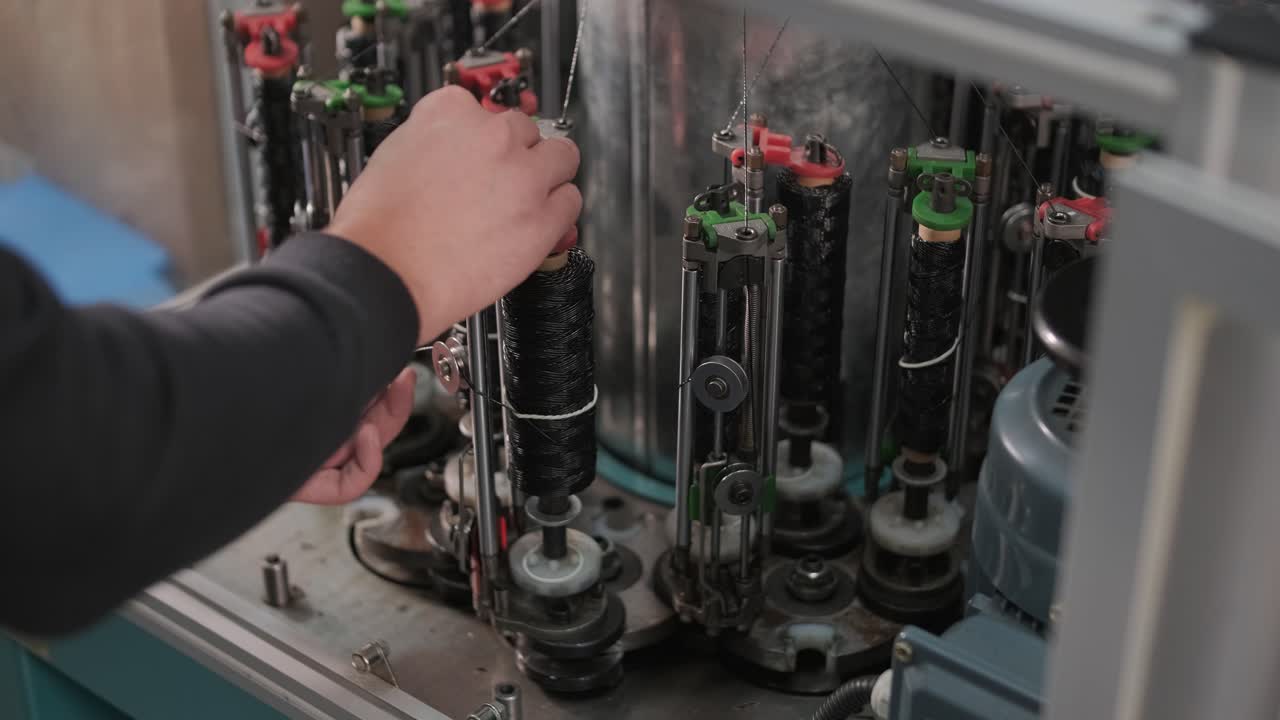 máquina de trenzado moderna vertical de alta velocidad. equipo para hacer trenzas de alambre metálico.