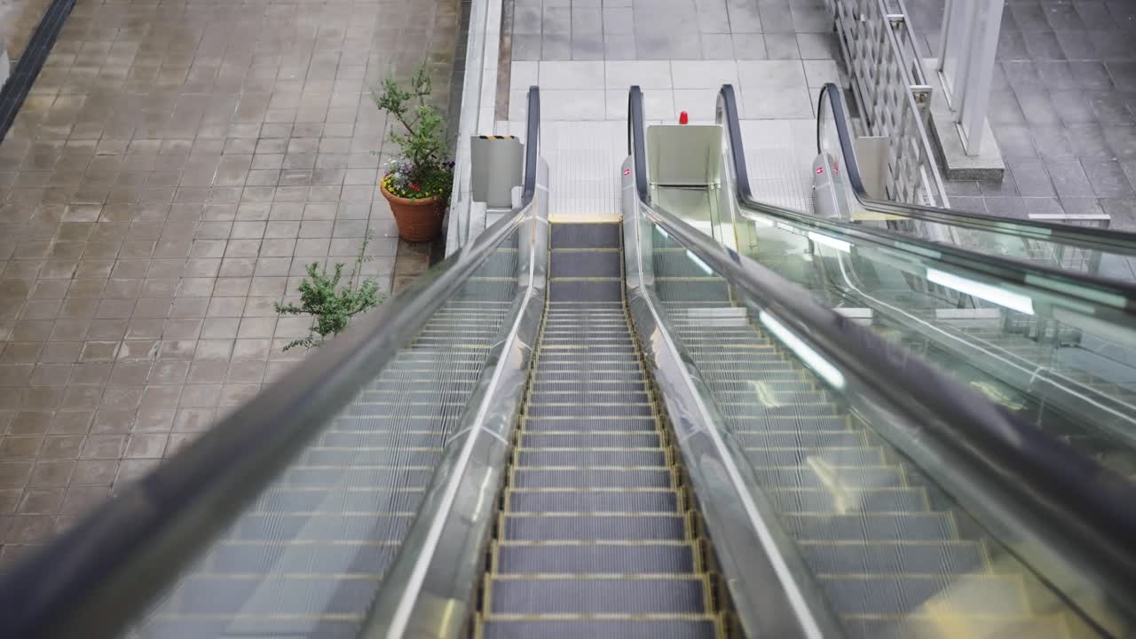 viajando por la escalera mecánica, toma de punto de vista sin gente