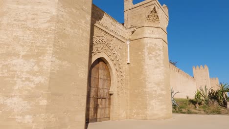 impresionantes torres de la ciudadela al lado de la entrada de la puerta de la cerradura de madera en chellah rabat marruecos