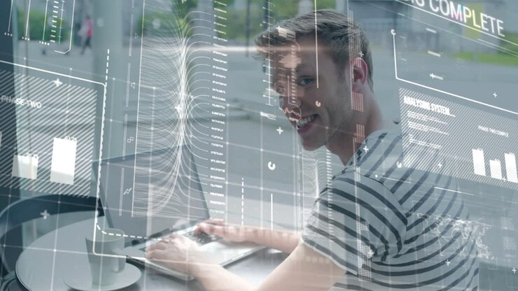 Animasjon av databehandling over smilende kaukasisk mann som bruker bærbar PC på kafé