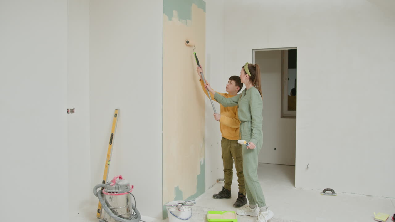 familia pintando una pared