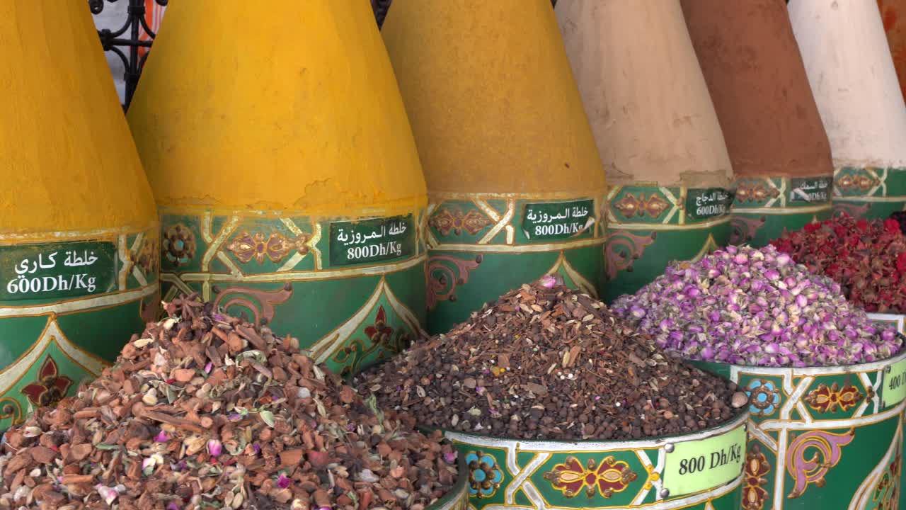 especias coloridas con forma de pirámides en el mercado de alimentos de rabat en marruecos