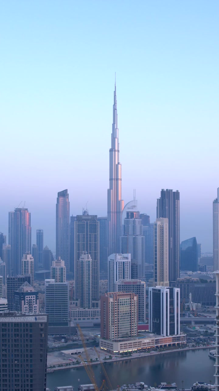 Time-lapse del Burj Khalifa e dello skyline di Dubai dalla notte al giorno