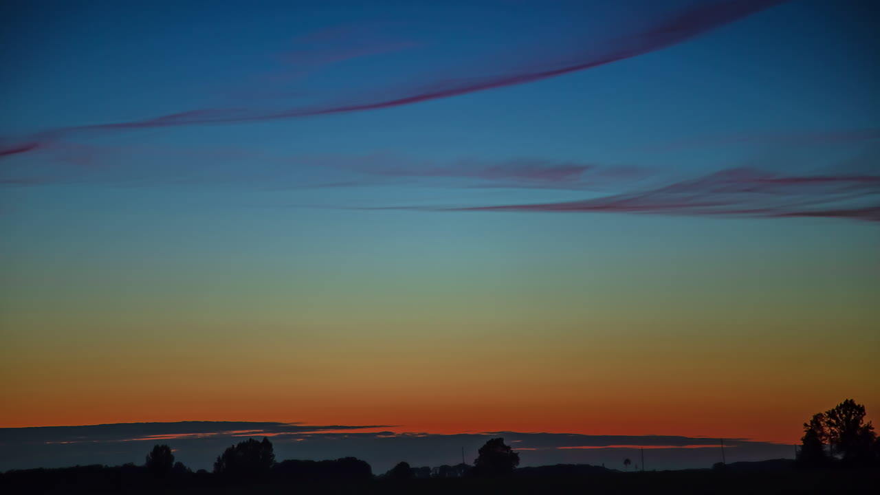 평온한 해가 지는 하늘, 오렌지색 빛