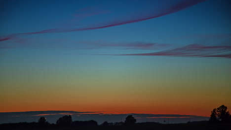 Beruhigender-Sonnenuntergangshimmel.-Orangefarbenes-Sonnenlicht