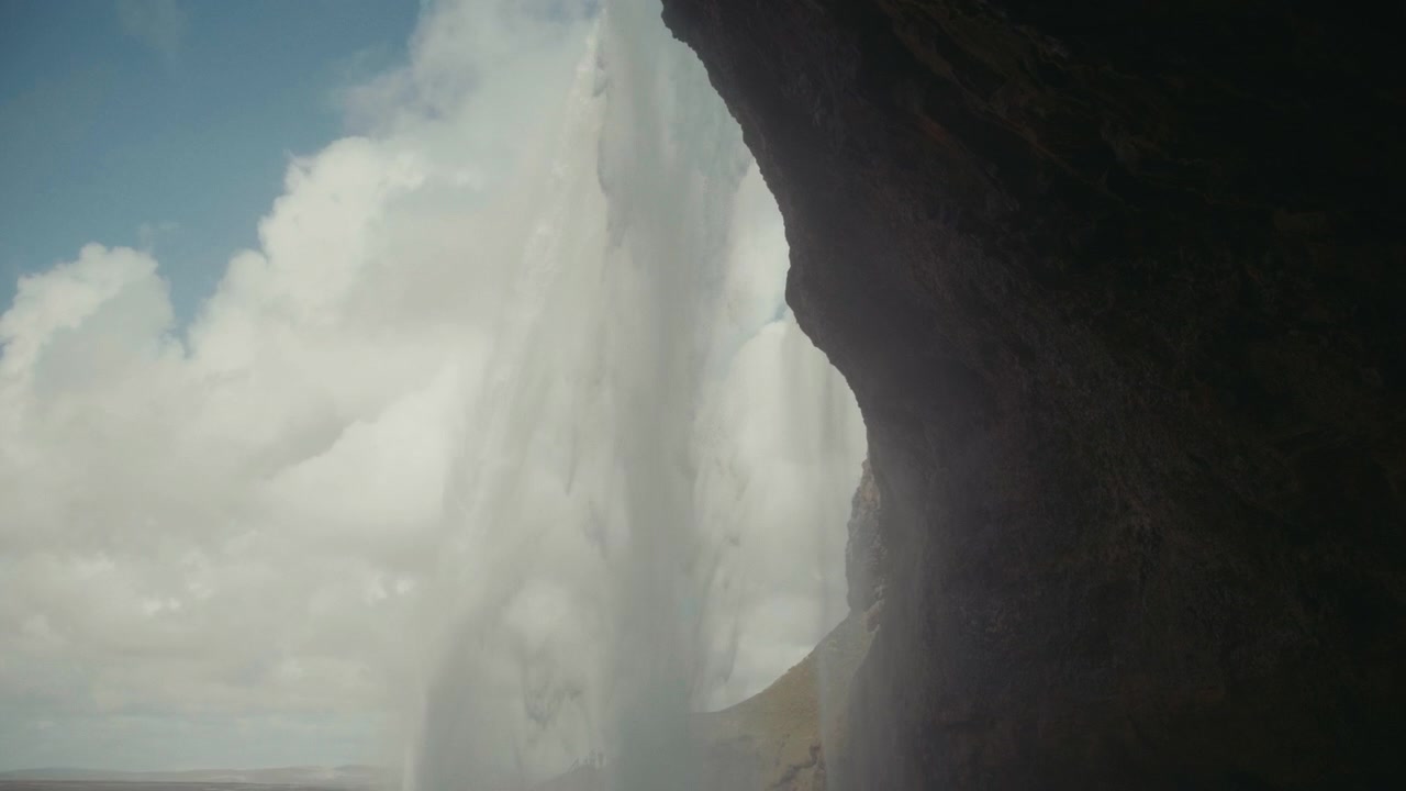 Vista da dietro la cascata Seljalandsfoss in Islanda