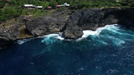 Küstenklippen-Auf-Der-Insel-Nusa-Penida-Mit-Tosenden-Wellen