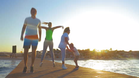 Familie-Hat-Spaß-Bei-Den-Morgenübungen