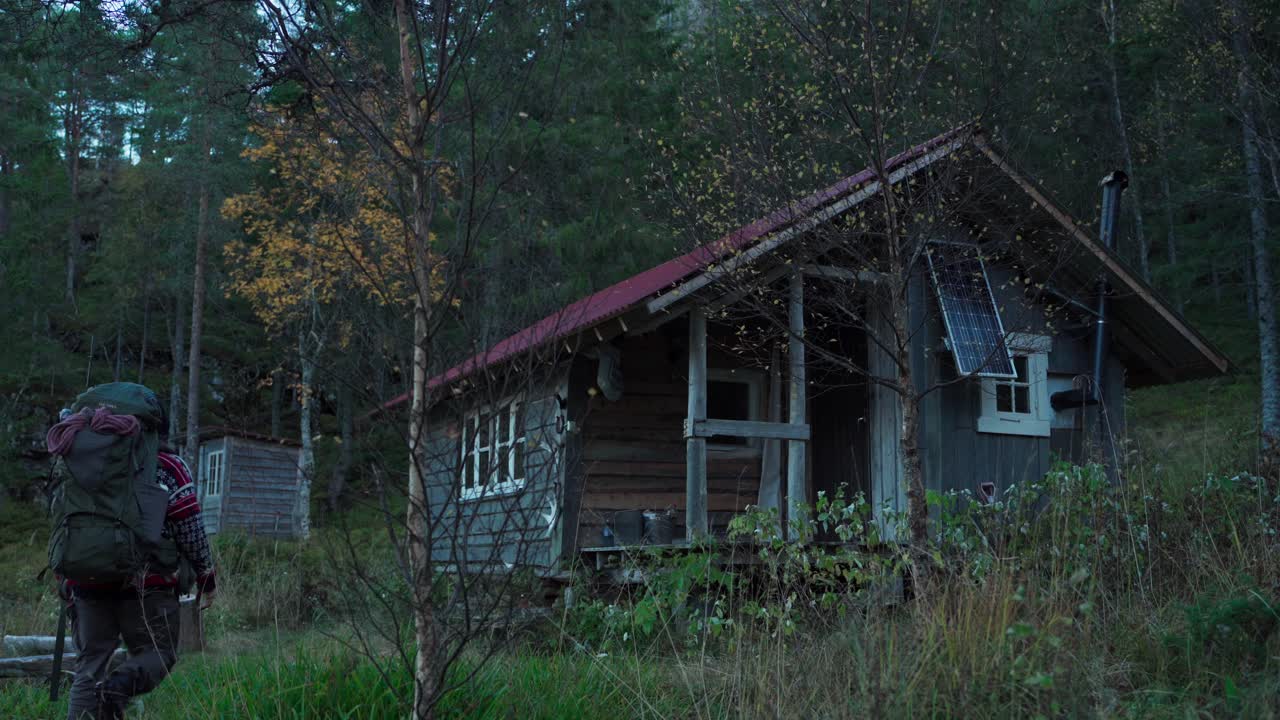 노르웨이 트론델라그 의 숲 속 에 있는 나무 오두막 을 향해  ⁇ 고 있는 배 ⁇  여행자