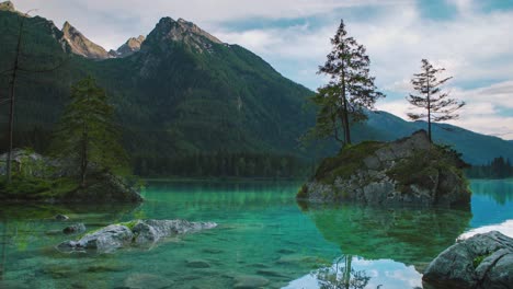 en este cinemagraph, el agua del pintoresco y hermoso lago hintersee en baviera, alemania, se mueve suavemente