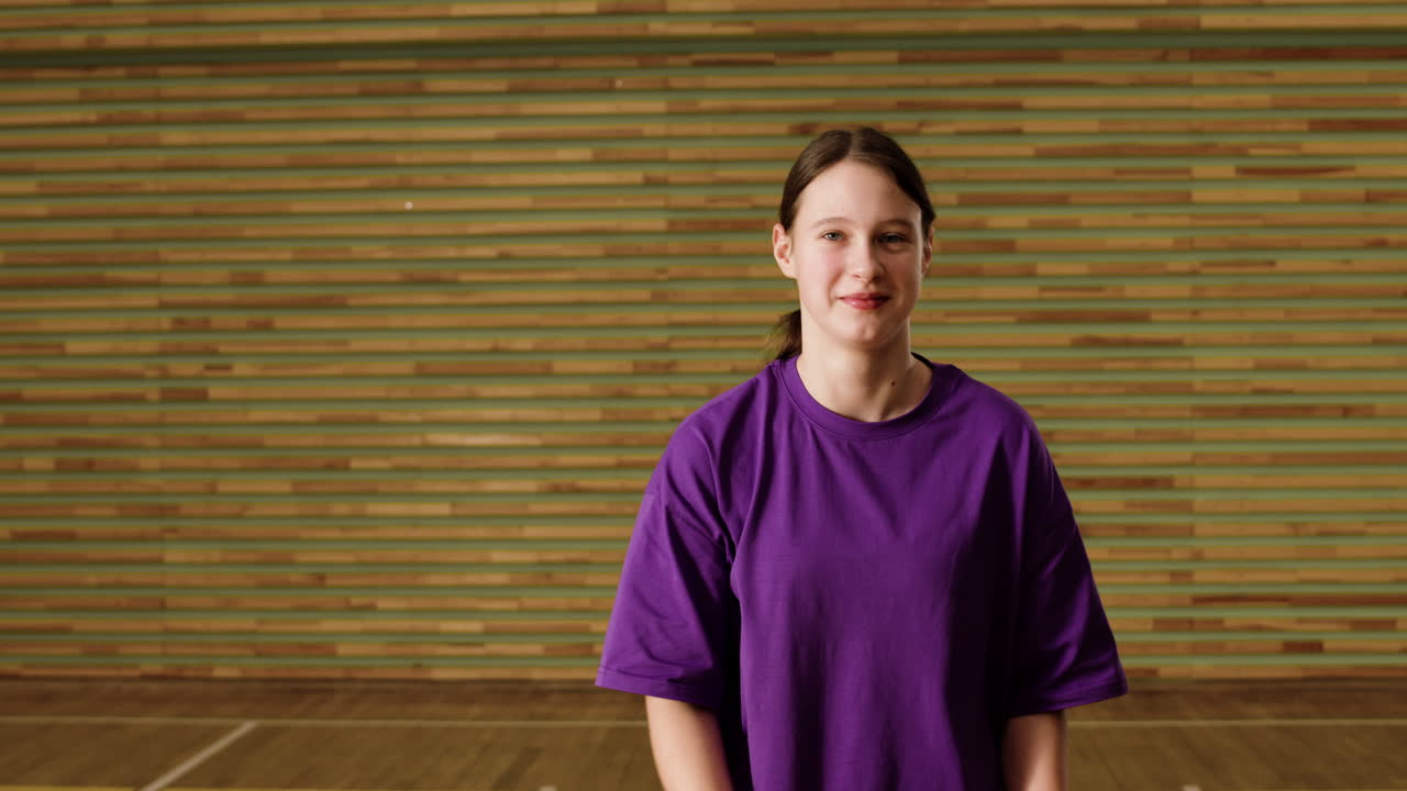 chica deportiva en la cancha de baloncesto