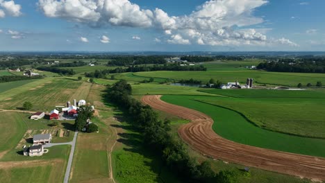 Los-Campos-Hacen-Patrones-En-Las-Tierras-De-Cultivo-De-Pennsylvania-Del-Condado-De-Lancaster-En-Verano