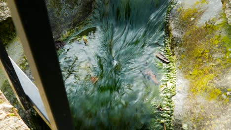 Kleiner-Wasserfall,-Der-Das-Wasser-Hinunterläuft-Great-Yarmouth