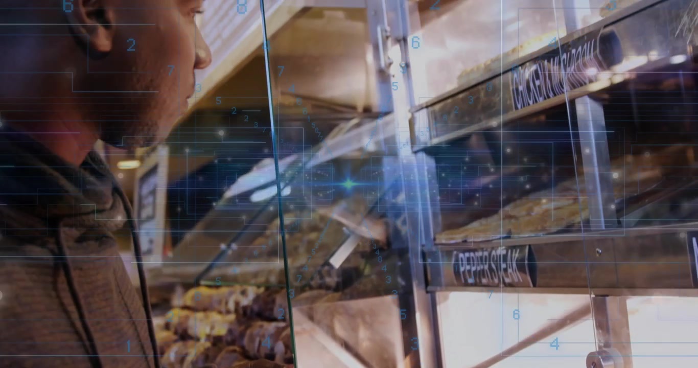 Un uomo maturo esamina le opzioni del buffet in un ristorante tecnologico, mostrando un'interfaccia digitale blu fluttuante.