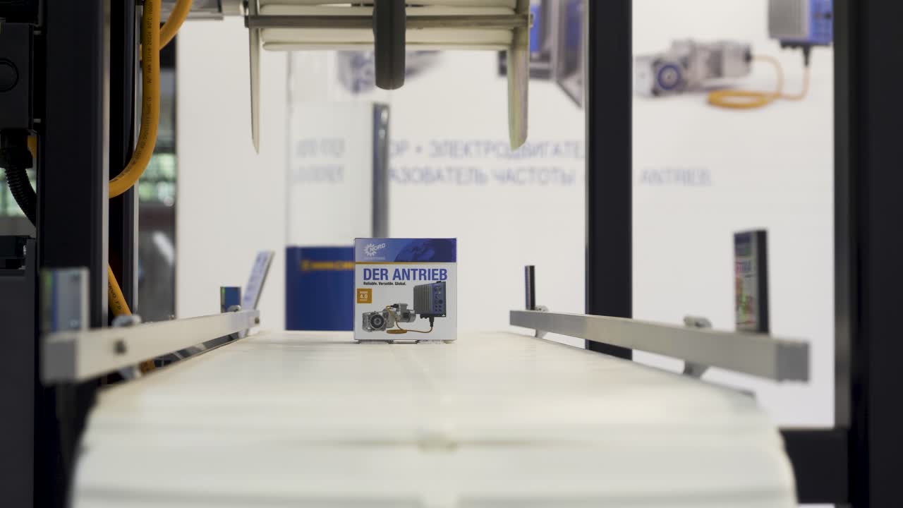 컨베이어 벨트와 로 팔을 가진 자동 생산 라인