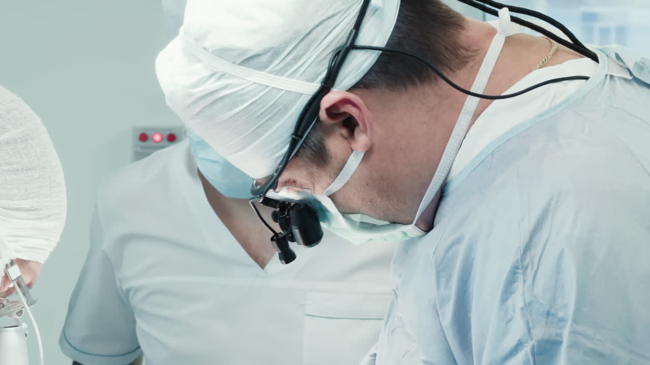 cirujano cardiotorácico y equipo que opera al paciente. médico de sexo masculino experimentado responsable de realizar el injerto de bypass de la arteria coronaria en la sala de operaciones