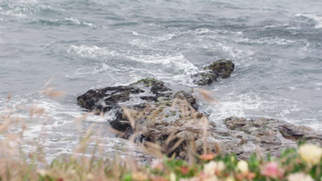 Olas-Del-Océano-Rompiendo-Contra-Las-Rocas-En-La-Costa-De-California