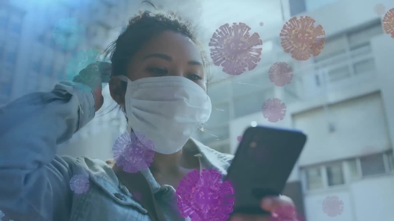 animación de células macro covid-19 flotando sobre una mujer asiática con máscara usando un teléfono inteligente afuera