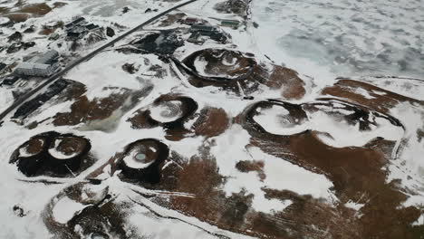 Skútustaðagígar-Krater-Islands,-Umgeben-Von-Schneebedeckten-Gebieten-Und-Feuchtgebieten-Des-Myvatn-Seegebiets,-Berühmtes-Naturphänomen,-Touristenattraktion-Und-Geologische-Stätte,-Luftaufnahme-Aus-Der-Umlaufbahn