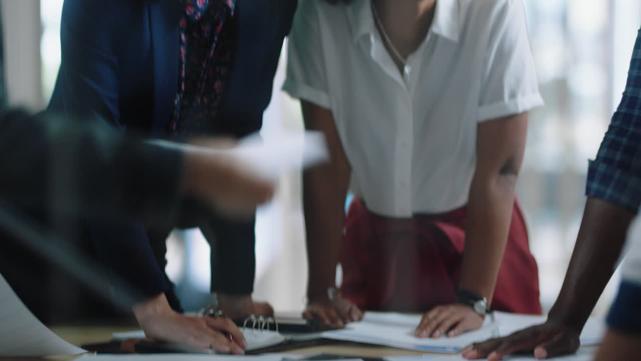 joven equipo de negocios reunión brainstorming ideas colegas trabajando juntos planeando estrategia de éxito disfrutando del trabajo en equipo en la oficina 4k