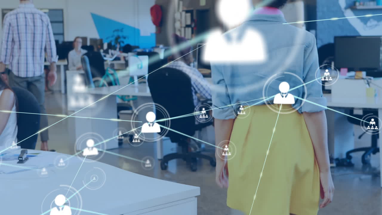 animación de la red de conexiones con las personas iconos sobre diversas personas de negocios en la oficina