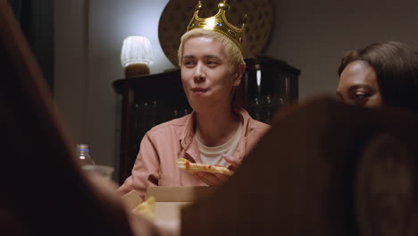 Hombre comiendo pizza.