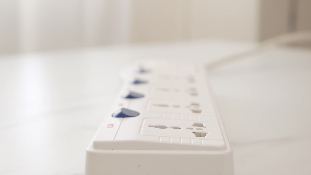 남자 손으로 전화 어댑터 배터리를 뽑고 충전기를 제거하여 스위치를 끄십시오.