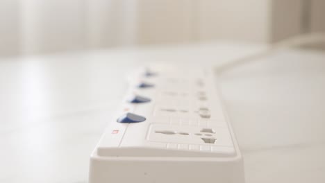 mano del hombre desconectando la batería del adaptador del teléfono y apague el interruptor quitando el cargador
