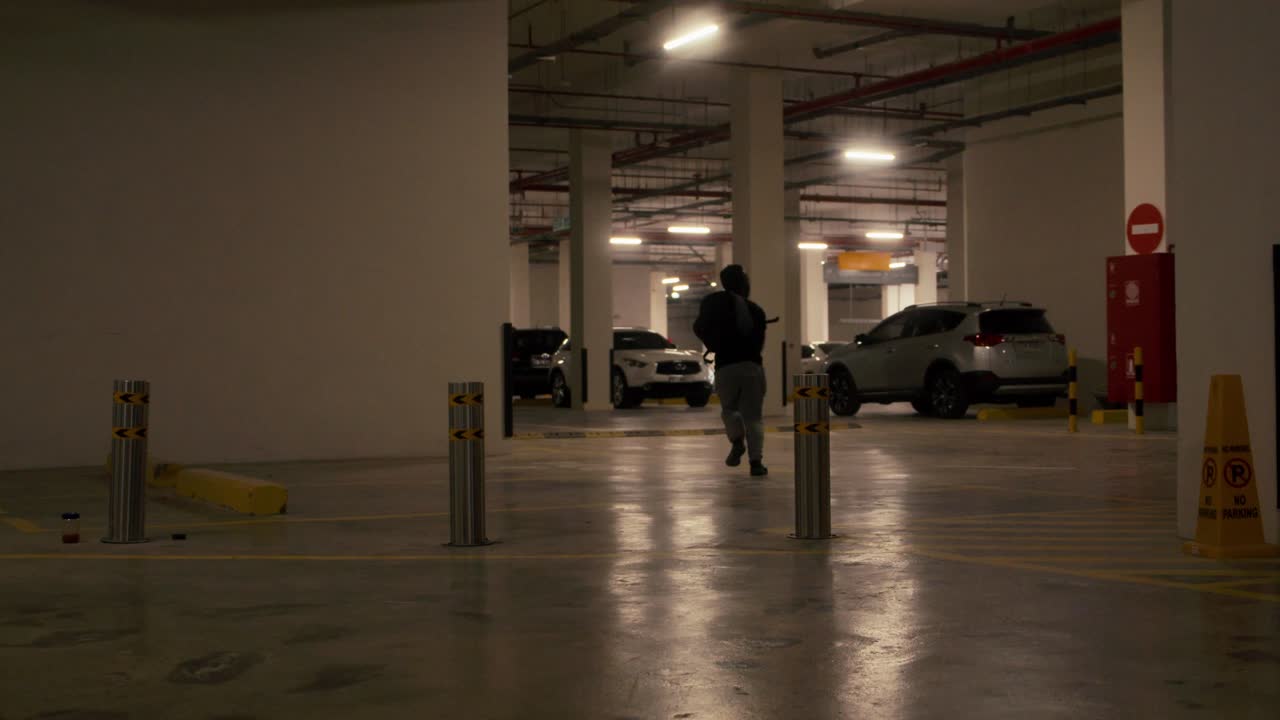 homem africano fugindo com bolsa roubada