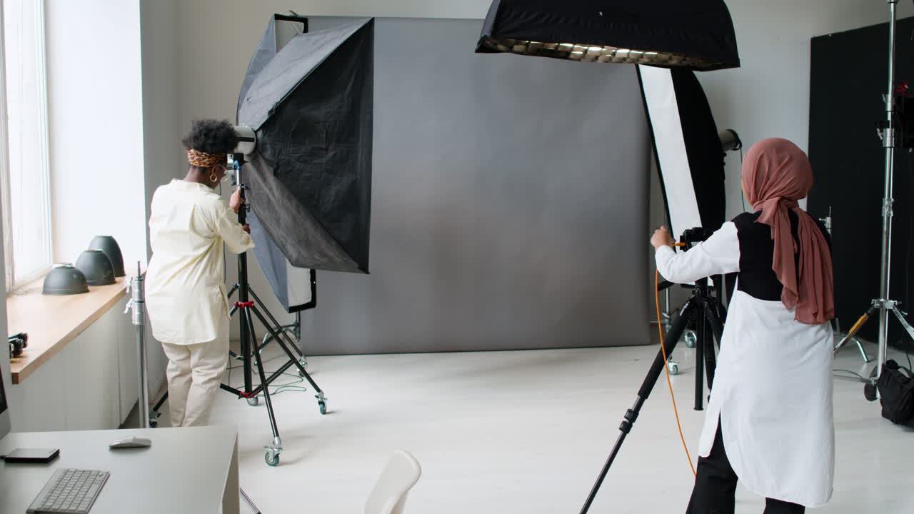 사진작가들이 화면을 설치하고 있습니다.