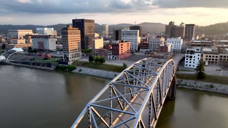 Empuje-Aéreo-Lento-Sobre-El-Puente-De-Charleston,-Virginia-Occidental