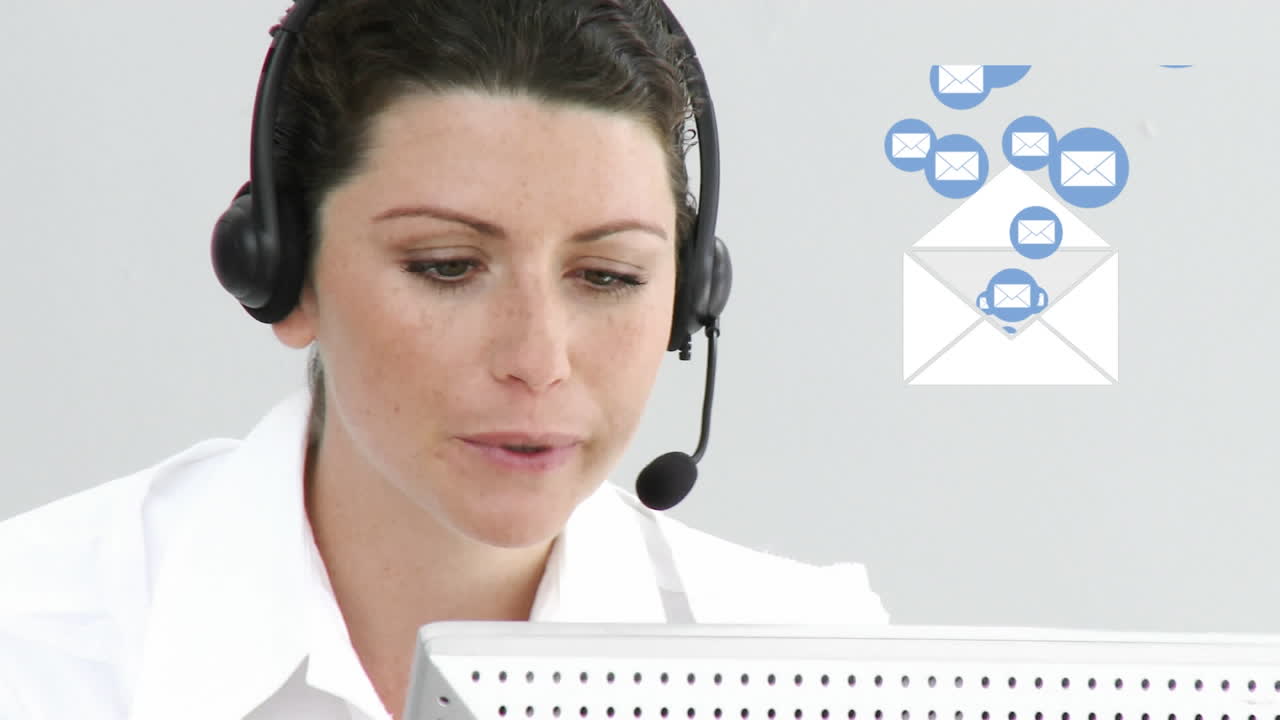Animación de iconos digitales sobre empresaria usando auriculares telefónicos