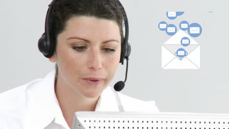 animación de iconos digitales sobre una mujer de negocios usando auriculares de teléfono