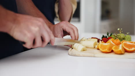 frutas, saludables y las manos de la cocina de la pareja