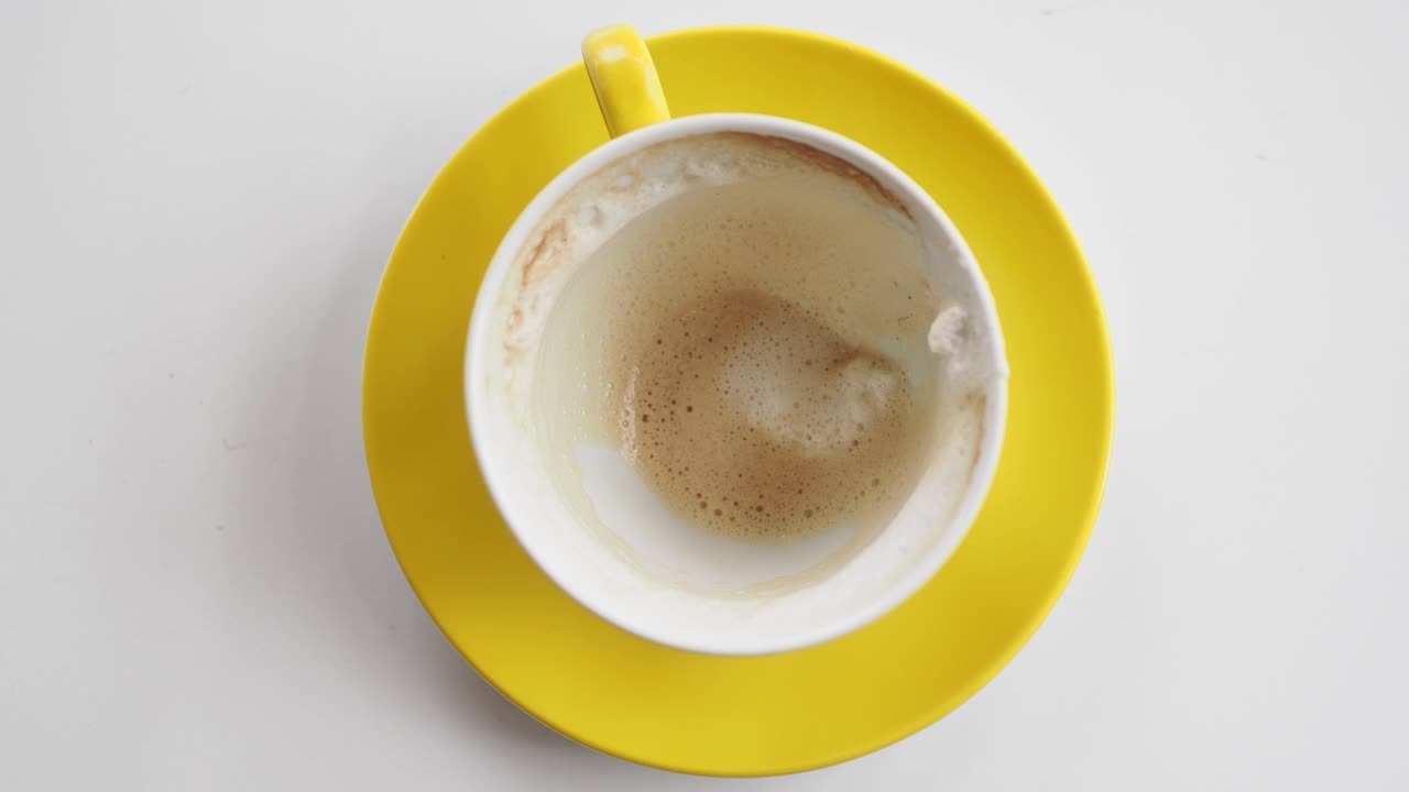 빈 노란색 커피 컵