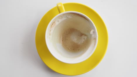 taza de café amarilla vacía