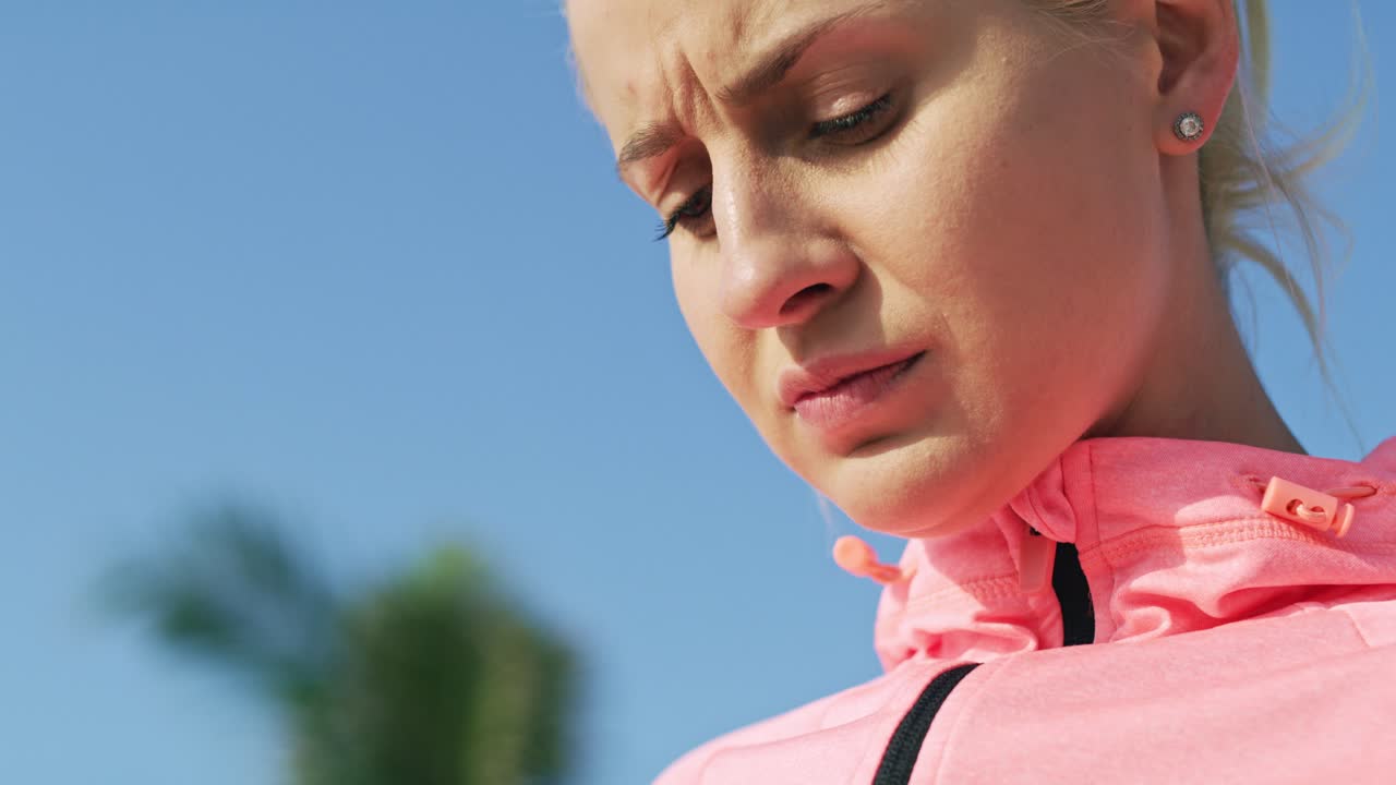espectáculos de video portátiles de mujeres deportivas usando teléfono móvil