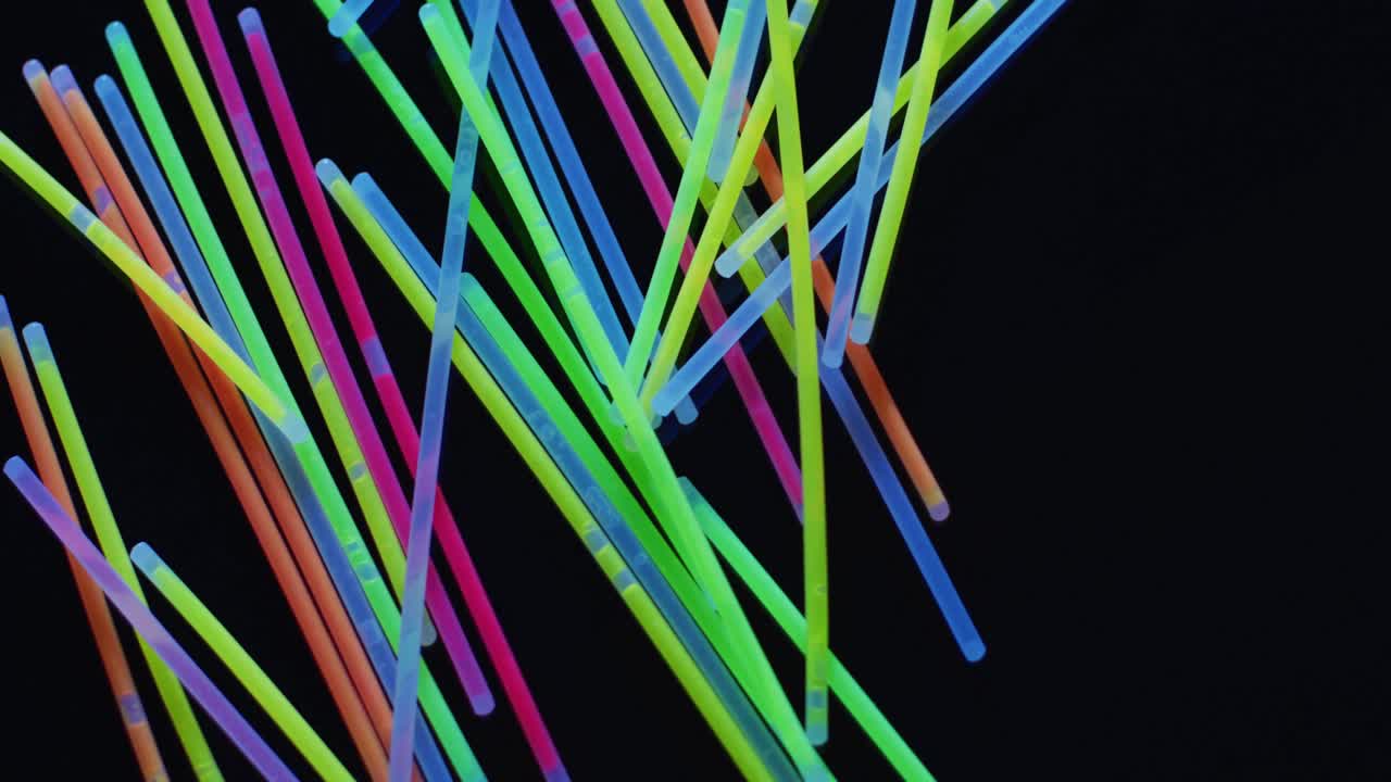 검은색 배경 위에 다수의 다채로운 네온 빛 막대기의 애니메이션